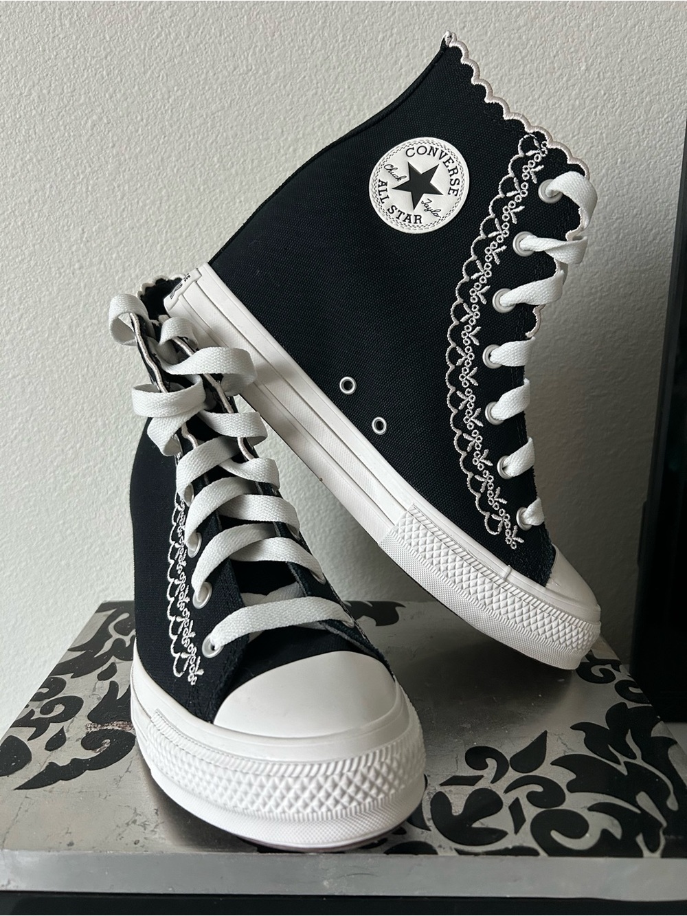 NWOB CONVERSE Woman’s Shoes Wedge High Top Embroidered Scalloped Edge SZ 11 US